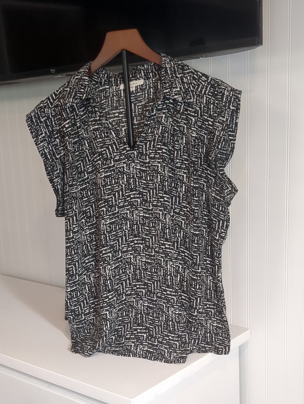 Pleione Black & White Sleeveless V-Neck Printed Blouse, Women's Medium